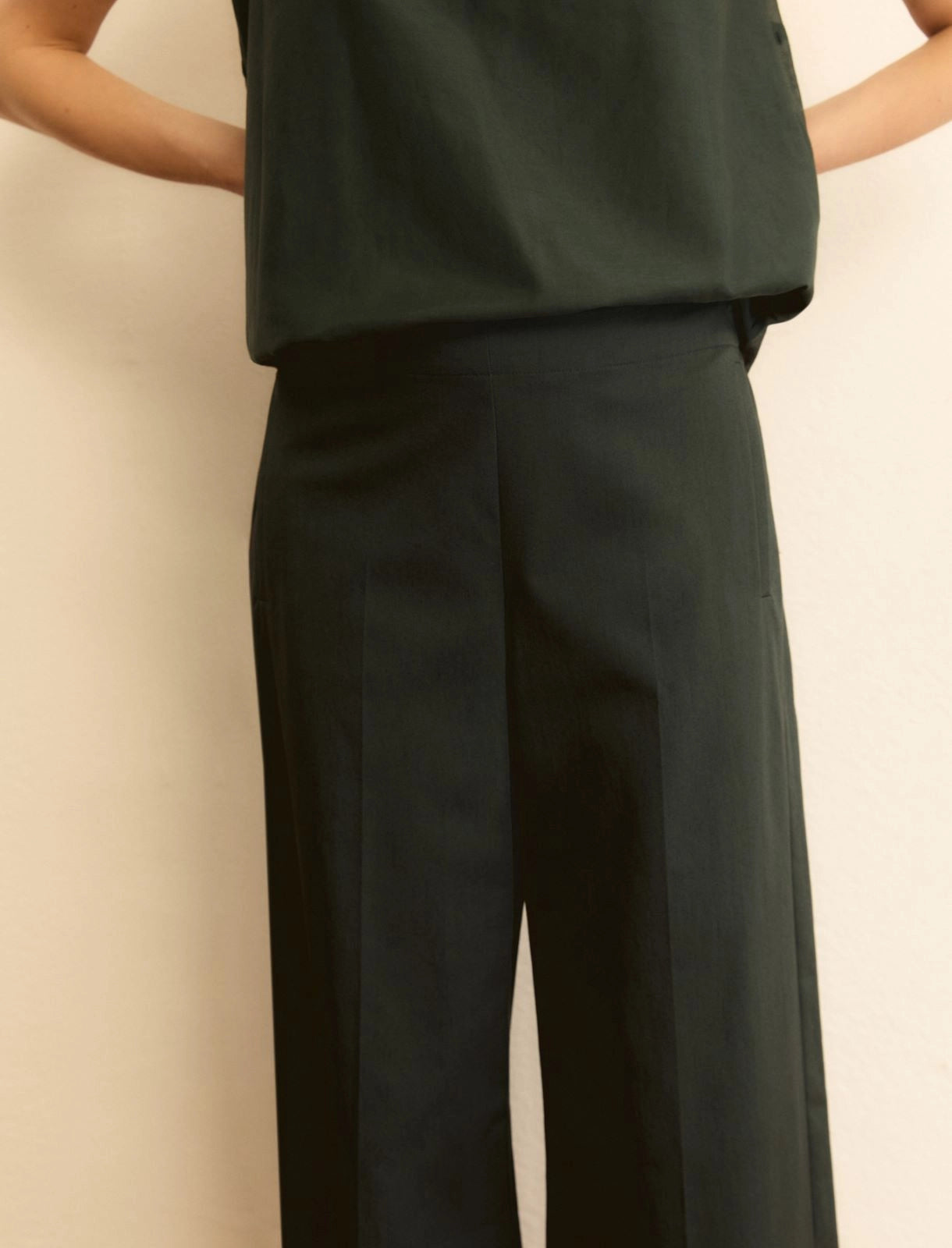 Γυναικείο Παντελόνι γκαμπαρντίνας σε ίσια γραμμή - ΣΚΟΥΡΟ ΠΡΑΣΙΝΟ