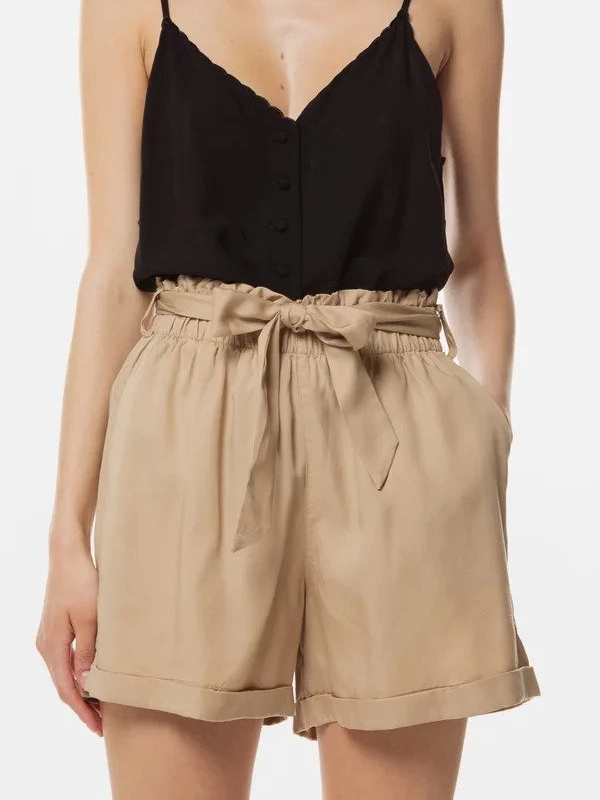 Σορτς με ρεβέρ και ζώνη